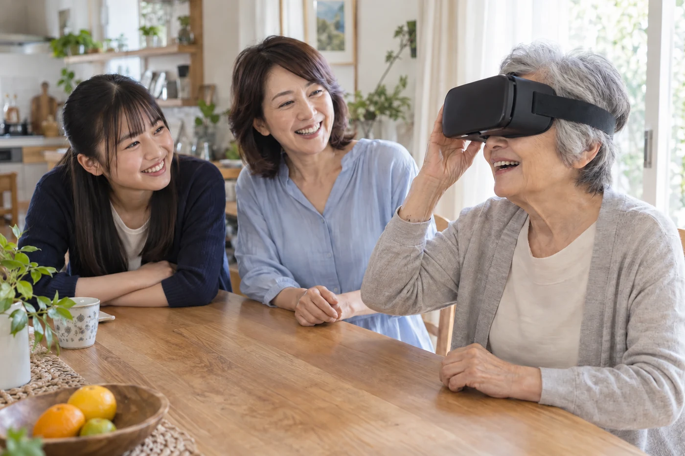 テーブルを囲み、VRを楽しむ祖母と笑顔を交わす母・娘の3世代家族のイメージ
